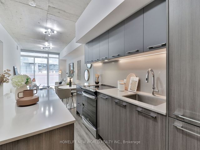 407 - 665 Queen St E