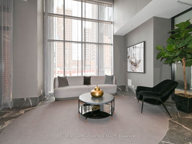 907 - 286 Main St