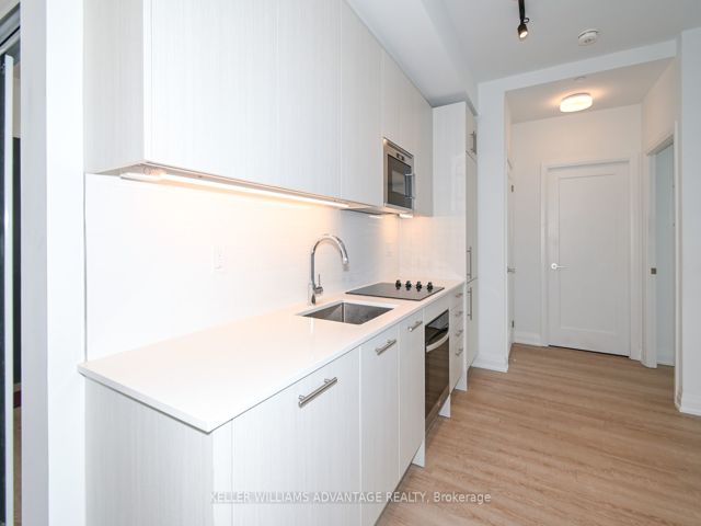 907 - 286 Main St