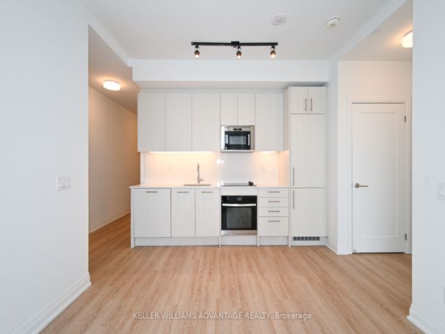 907 - 286 Main St