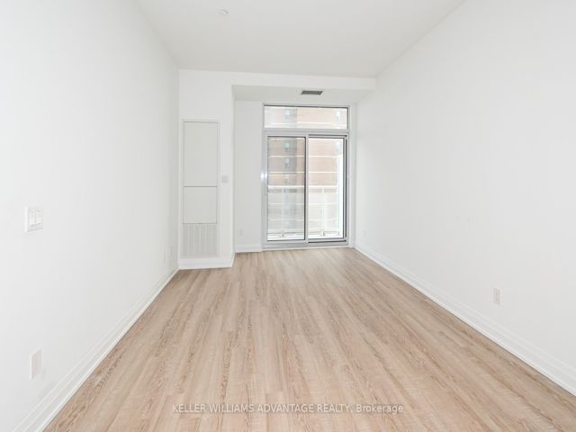 907 - 286 Main St