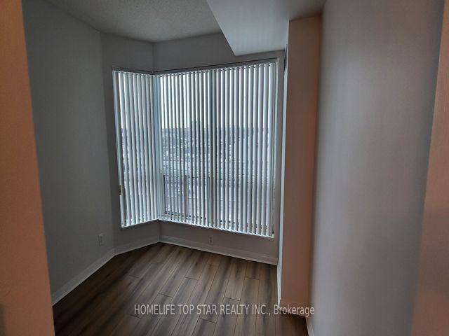 805 - 11 Lee Centre Dr
