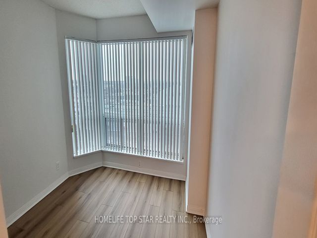 805 - 11 Lee Centre Dr