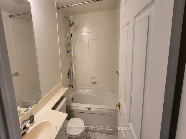 805 - 11 Lee Centre Dr