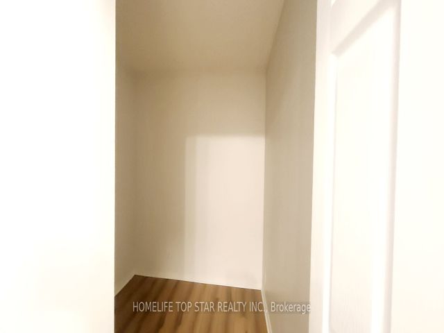 805 - 11 Lee Centre Dr