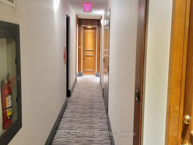 805 - 11 Lee Centre Dr