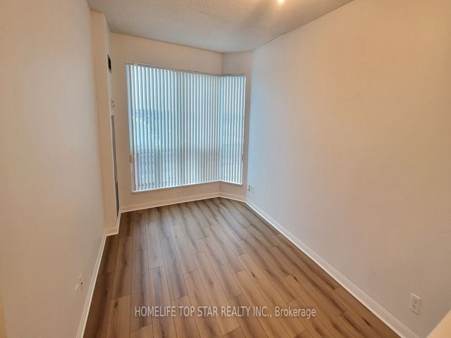 805 - 11 Lee Centre Dr