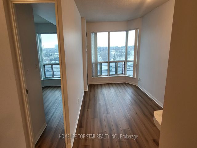 805 - 11 Lee Centre Dr