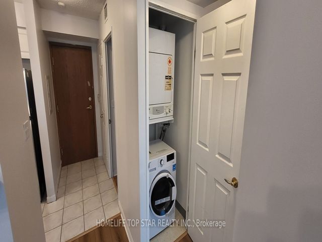 805 - 11 Lee Centre Dr