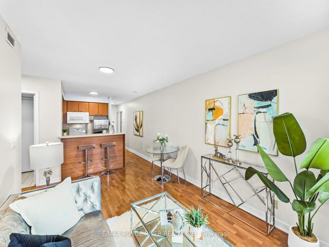 2115 - 36 Lee Centre Dr