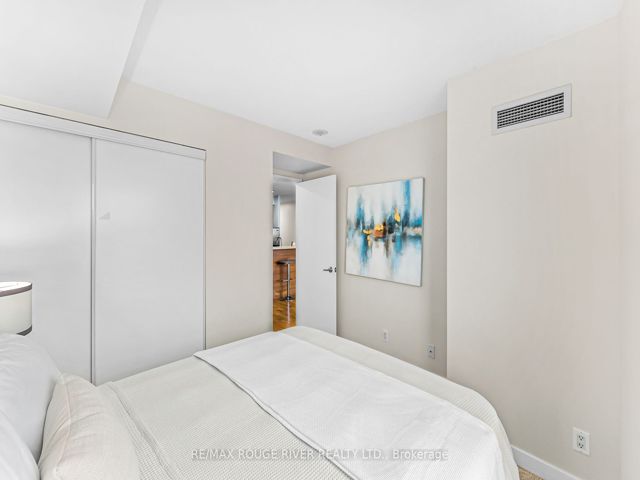 2115 - 36 Lee Centre Dr
