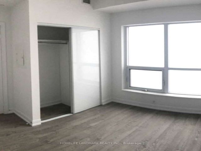3118 - 275 Village Green Sq