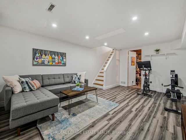 88 - 26 Livingston Rd