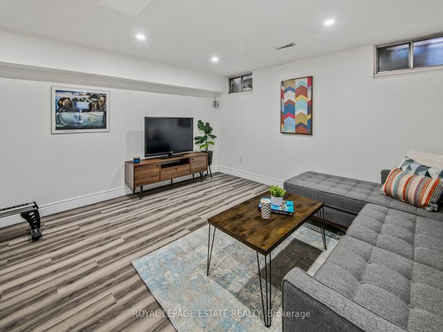 88 - 26 Livingston Rd