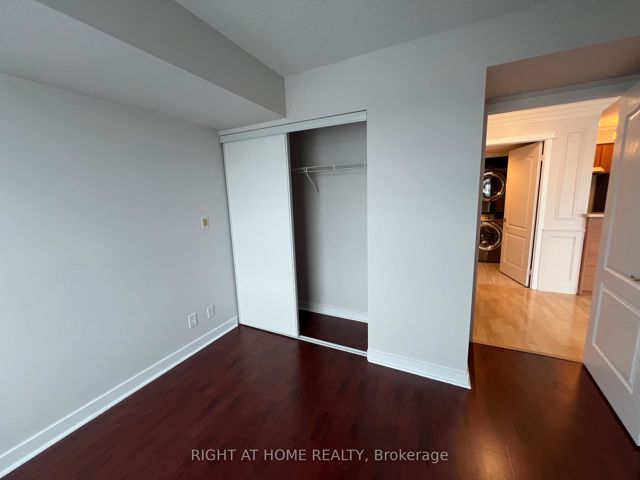 1615 - 36 Lee Centre Dr