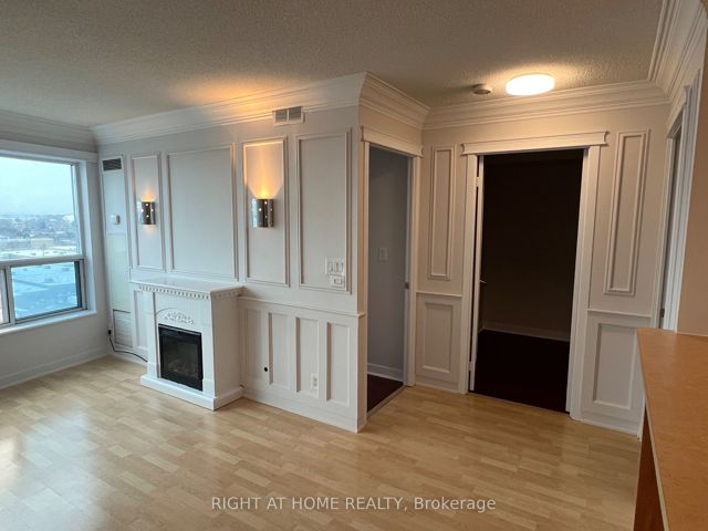 1615 - 36 Lee Centre Dr