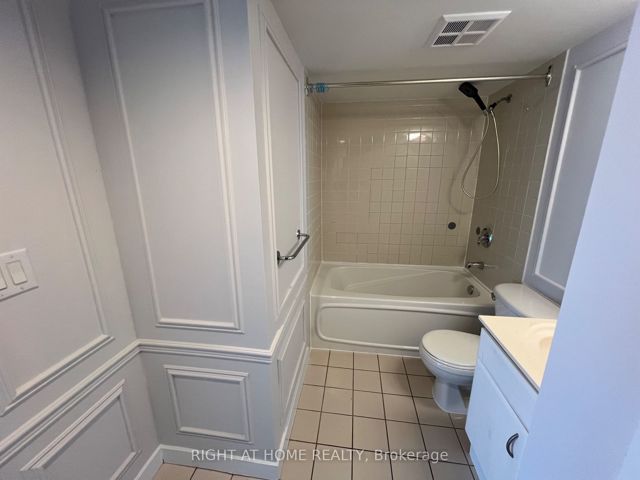1615 - 36 Lee Centre Dr