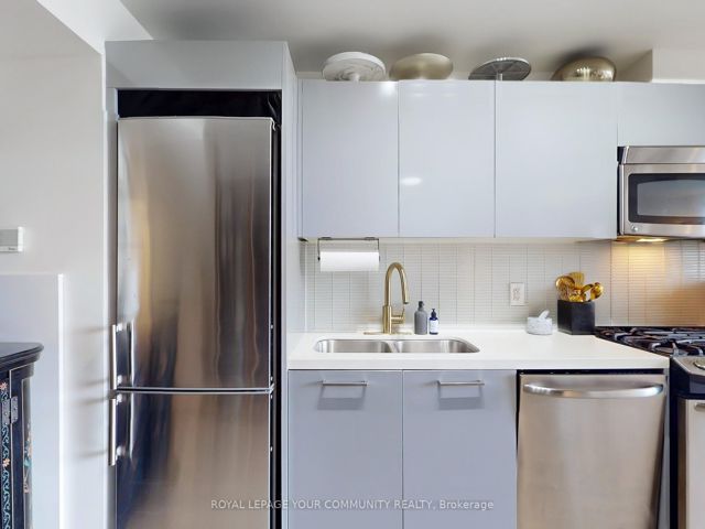 403 - 319 Carlaw Ave