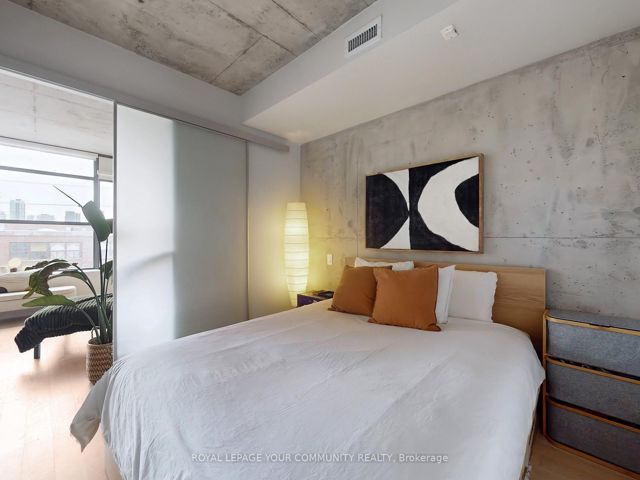 403 - 319 Carlaw Ave
