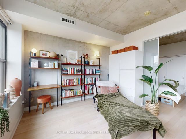 403 - 319 Carlaw Ave