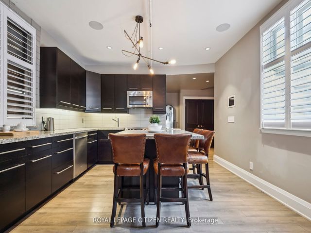 201 - 326 Carlaw Ave