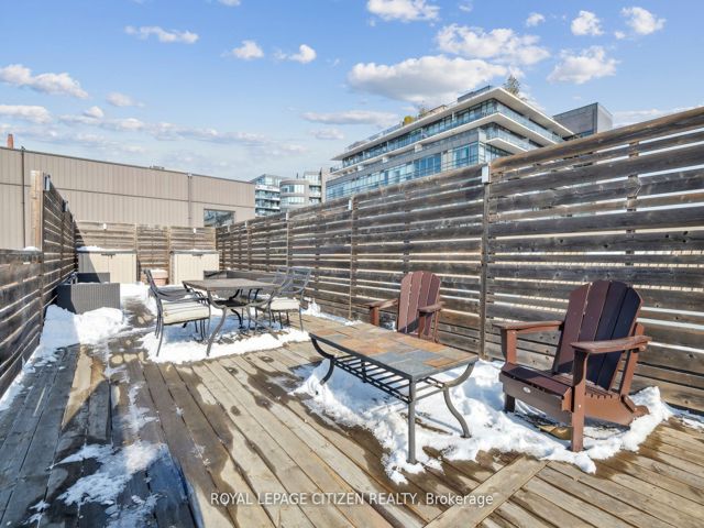 201 - 326 Carlaw Ave