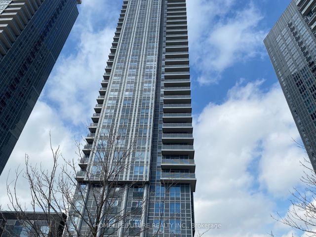 3121 - 275 Village Green Sq