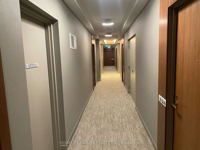 3121 - 275 Village Green Sq