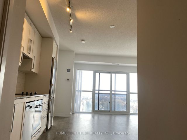 3121 - 275 Village Green Sq
