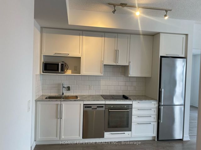 3121 - 275 Village Green Sq