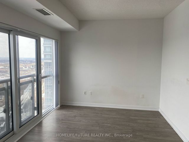 3121 - 275 Village Green Sq