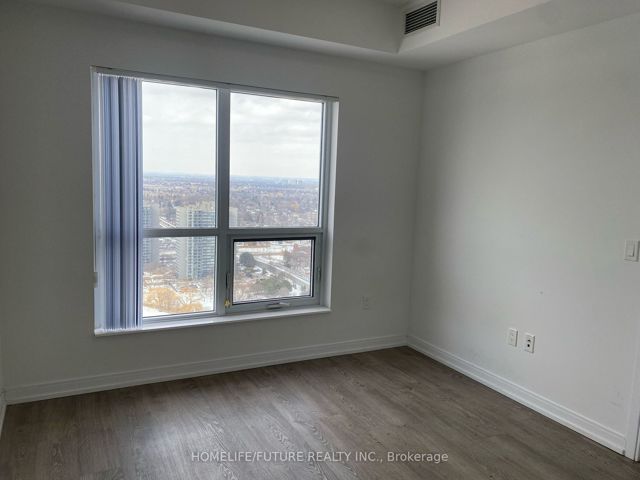 3121 - 275 Village Green Sq