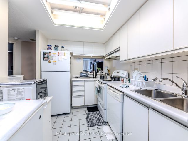808 - 2460 Eglinton Ave E