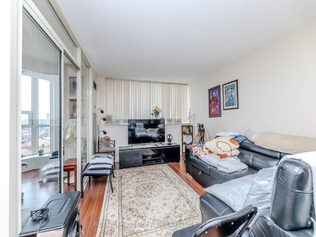 808 - 2460 Eglinton Ave E