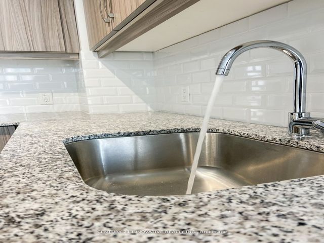 1610 - 30 Meadowglen Pl