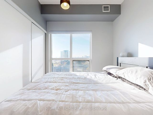 1218 - 181 Village Green Sq
