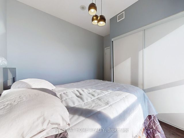 1218 - 181 Village Green Sq