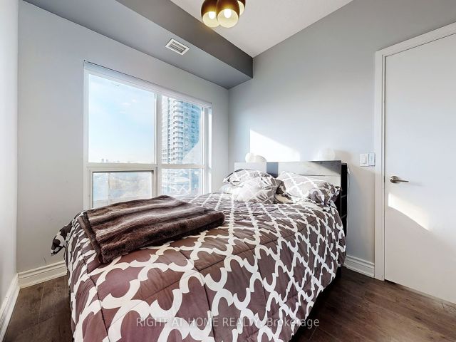 1218 - 181 Village Green Sq