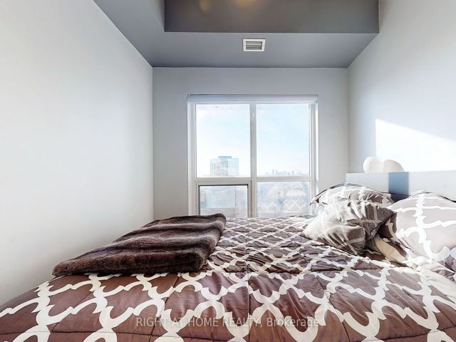 1218 - 181 Village Green Sq