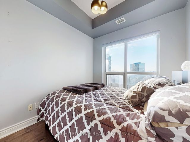 1218 - 181 Village Green Sq