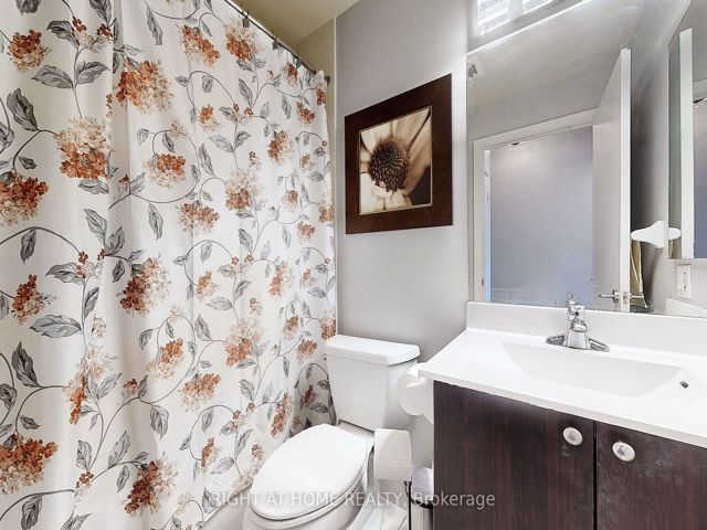 1218 - 181 Village Green Sq