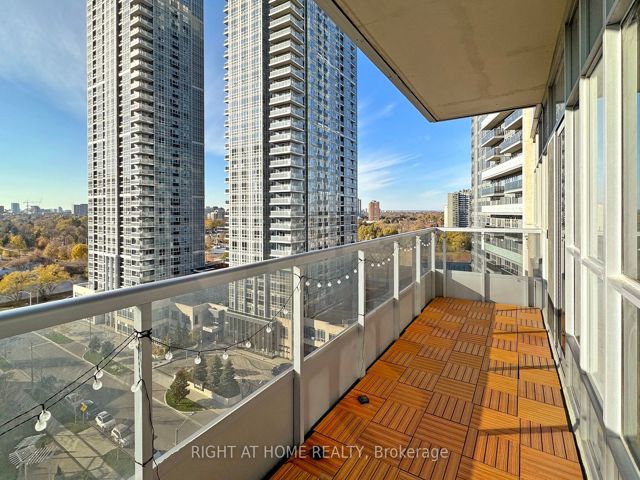 1218 - 181 Village Green Sq