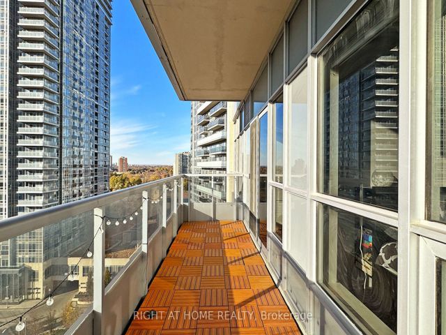 1218 - 181 Village Green Sq