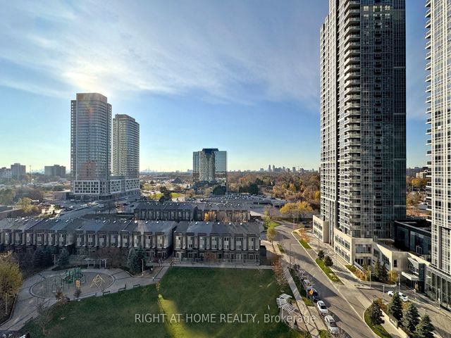 1218 - 181 Village Green Sq
