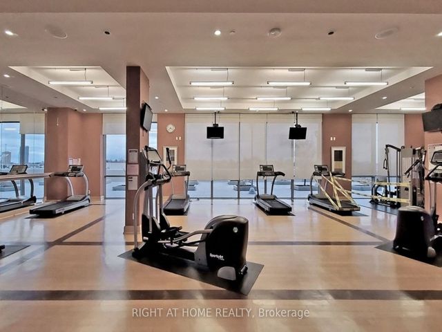 1218 - 181 Village Green Sq