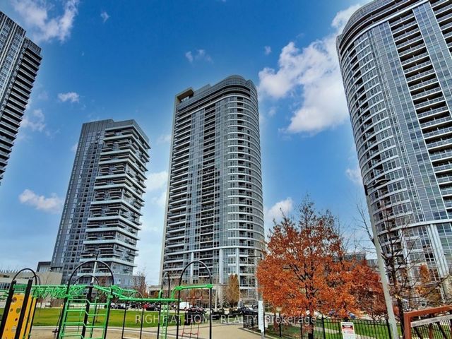 1218 - 181 Village Green Sq