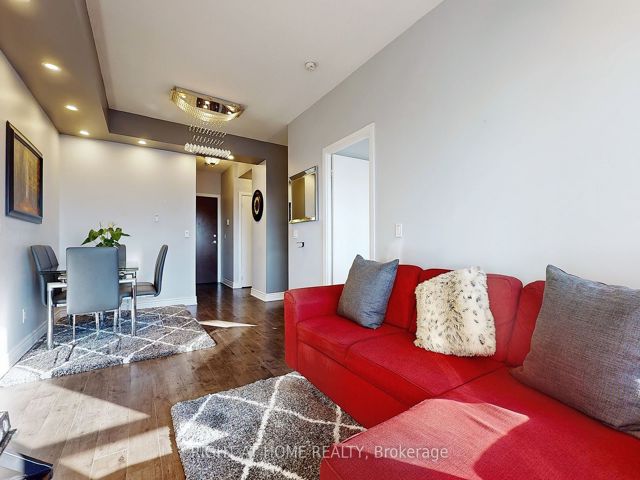 1218 - 181 Village Green Sq