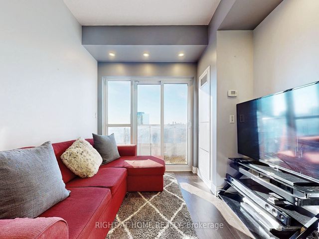 1218 - 181 Village Green Sq