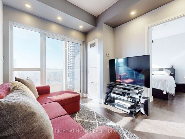 1218 - 181 Village Green Sq