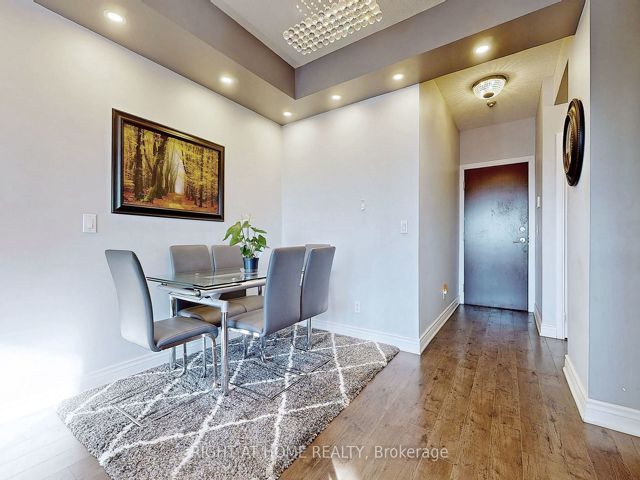 1218 - 181 Village Green Sq